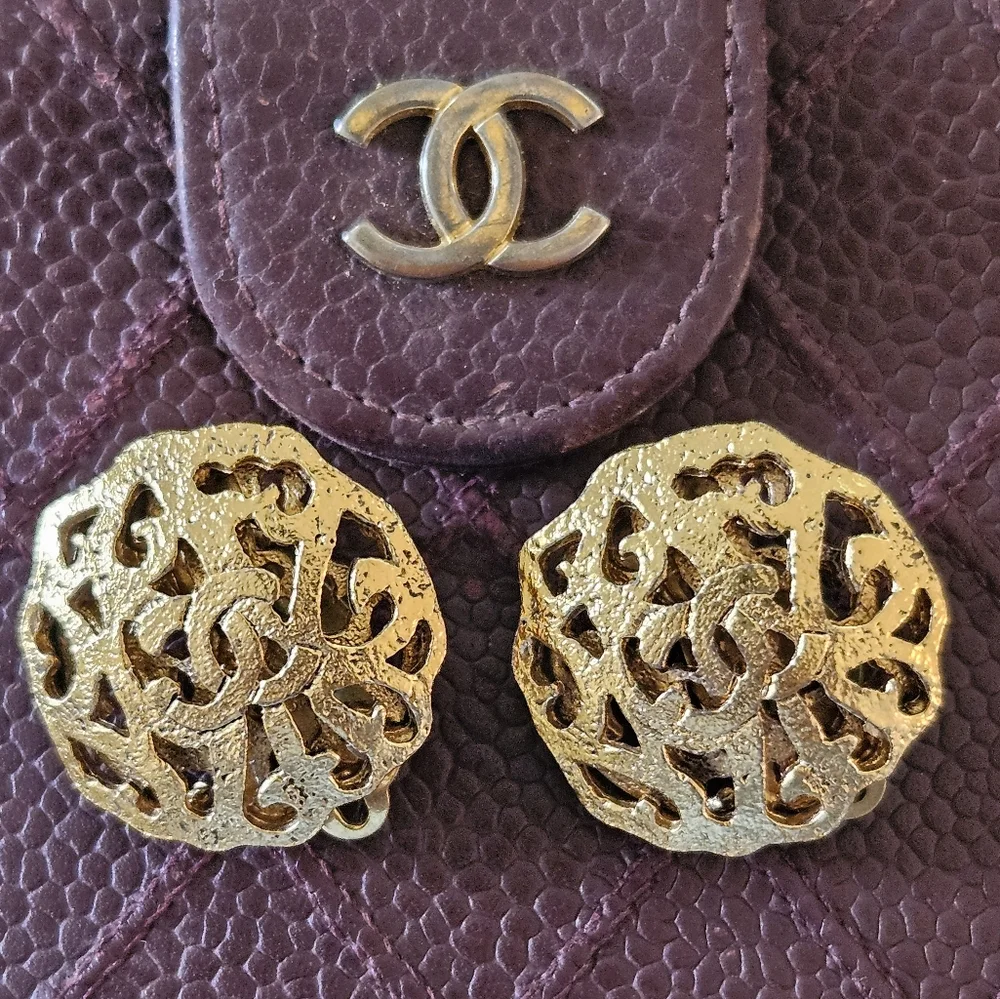 Chanel CC Logo Cut-Out Gold Plated Clip-on Vintage Earrings - Picture 6 of 7